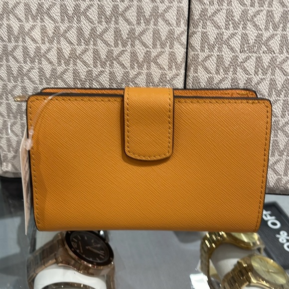 MICHAEL KORS
Medium Crossgrain Leather Wallet
Cider
NWT - Picture 7 of 16